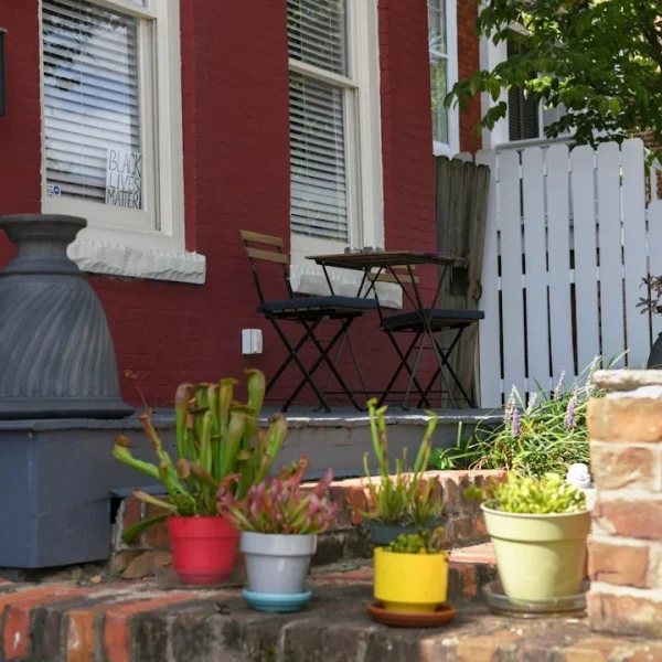 photo-1620567341936-5f3c57832b26